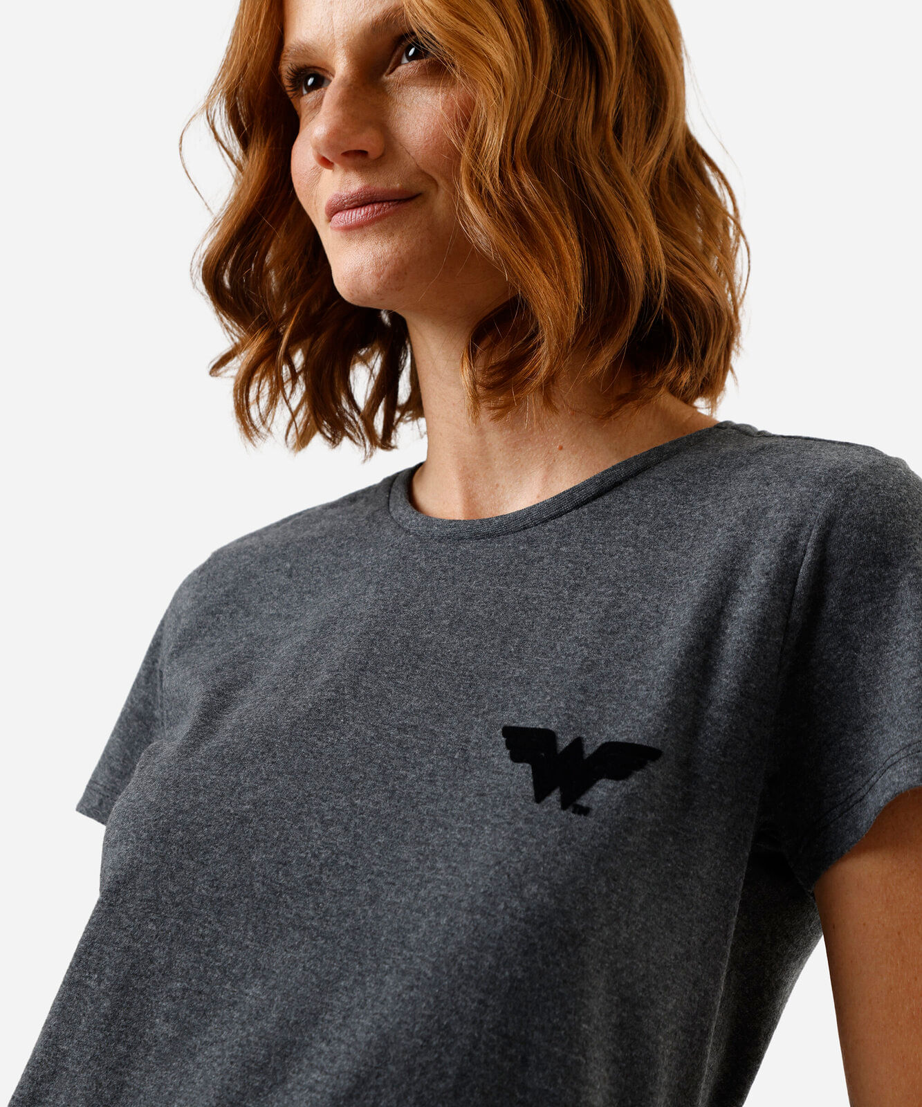 camiseta feminina com algodão manga curta mulher maravilha cinza