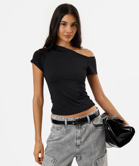 blusa feminina manga curta assimétrica em malha preta