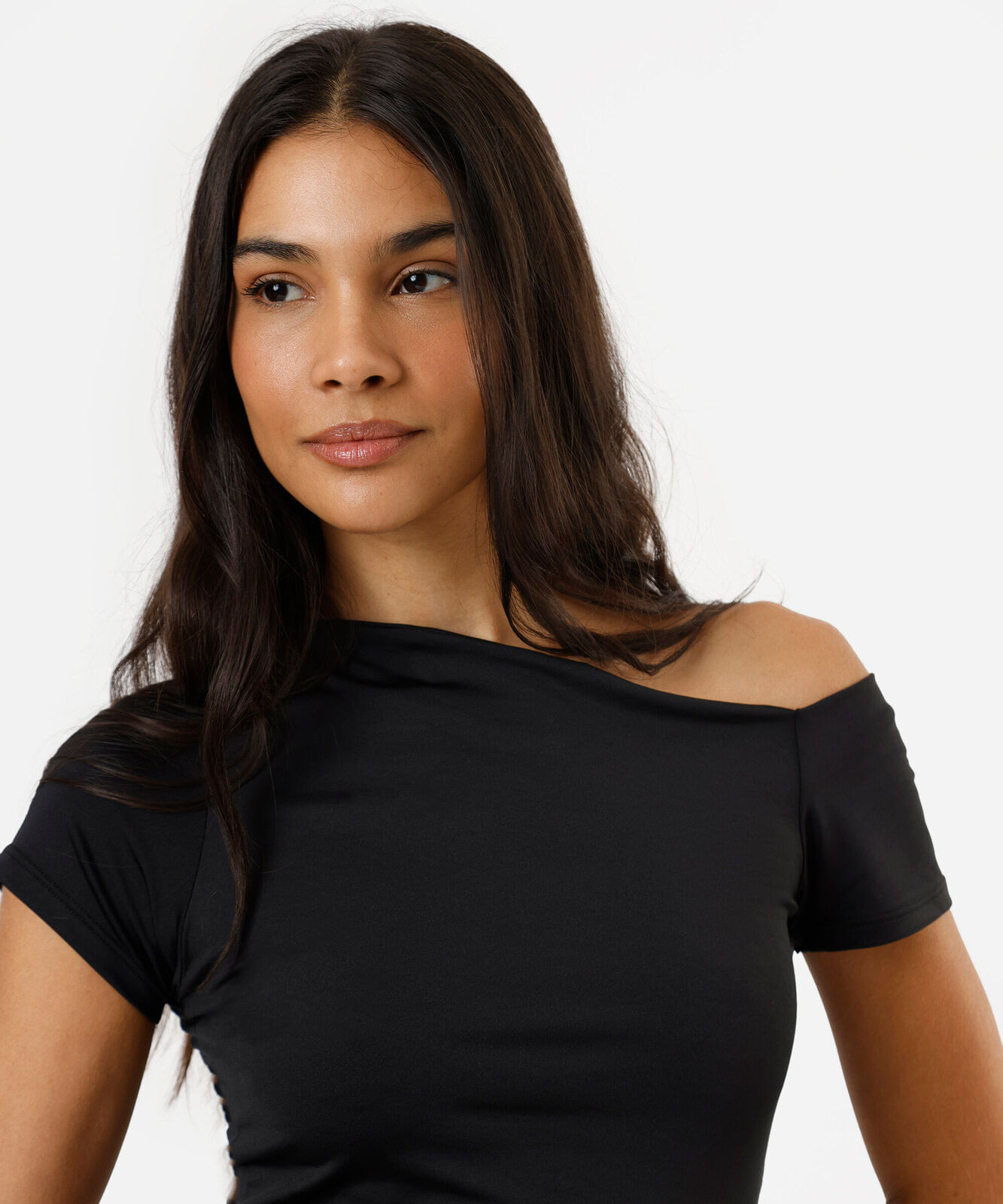 blusa feminina manga curta assimétrica em malha preta