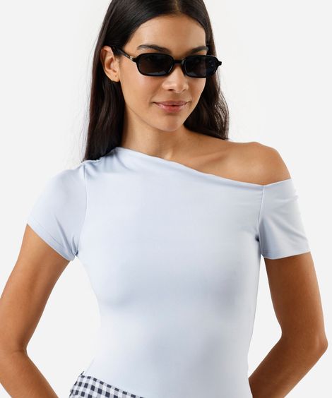 blusa feminina manga curta assimétrica em malha azul
