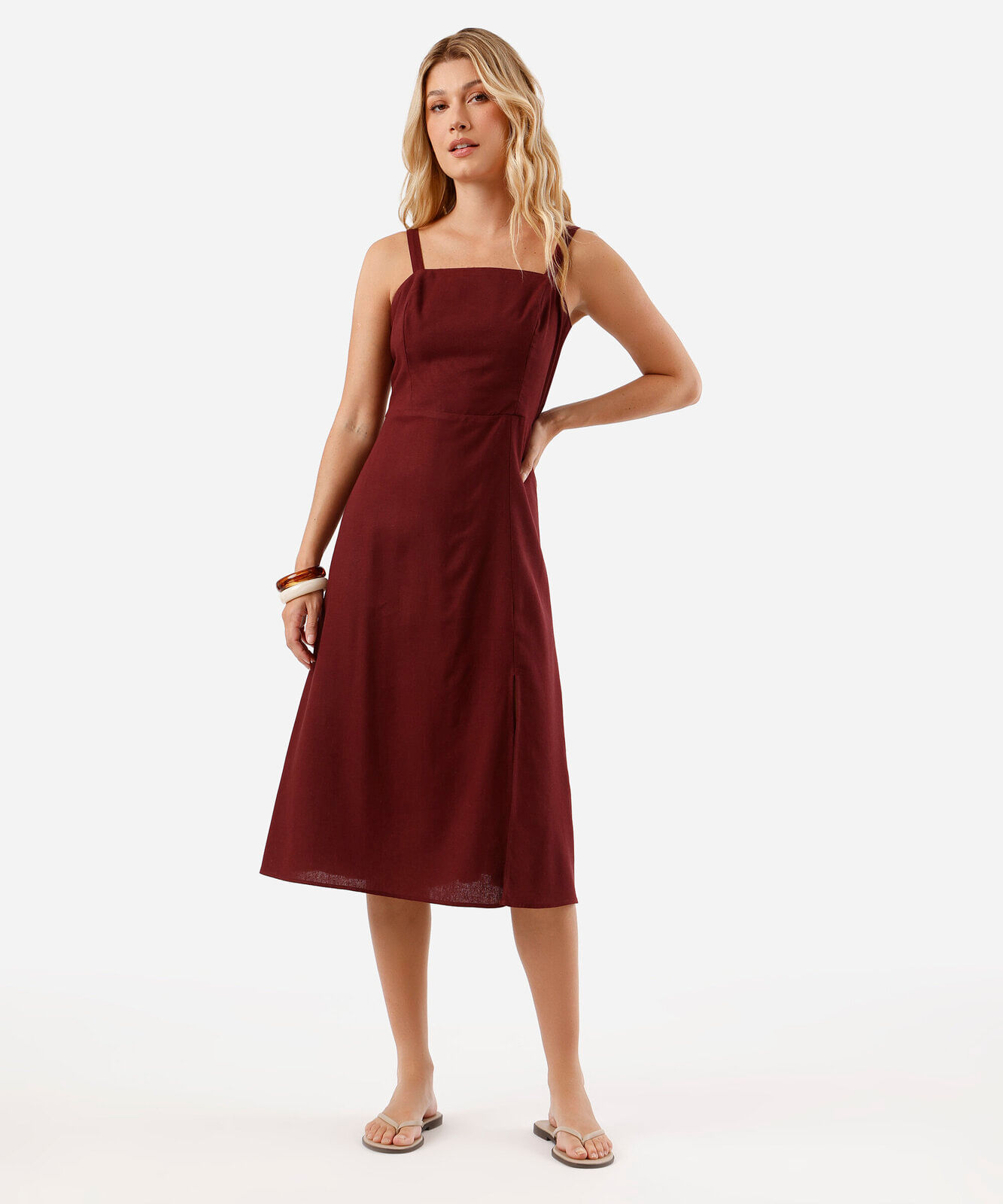 vestido midi feminino com linho e fenda vinho