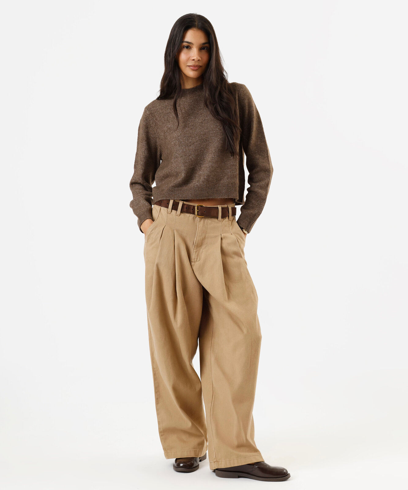 suéter básico feminino cropped de tricot marrom