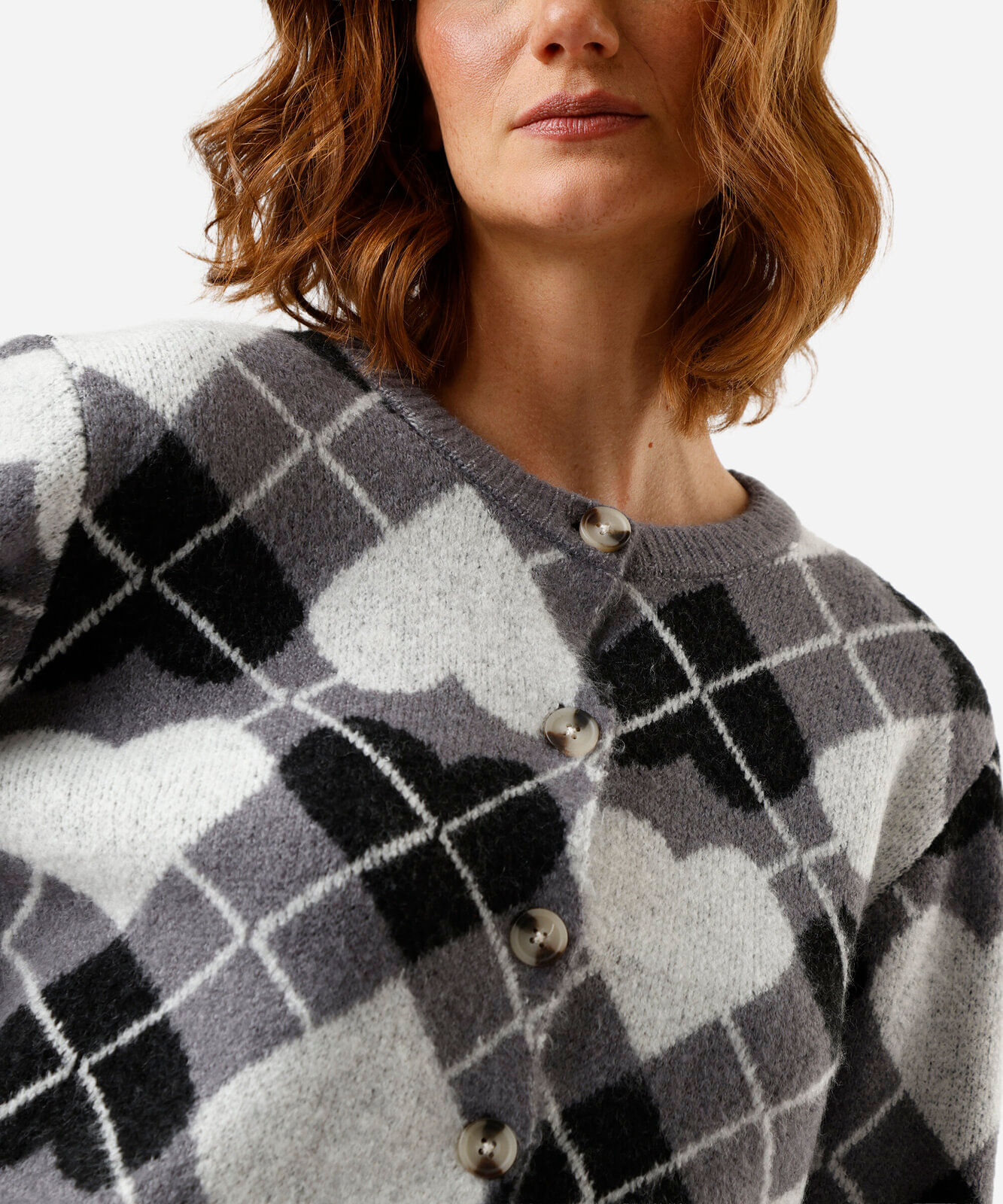 cardigan cropped feminino de tricot xadrez argyle corações cinza