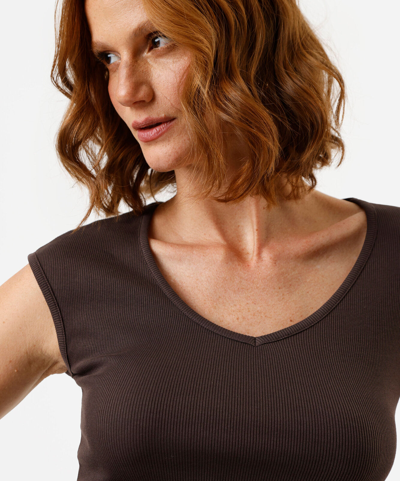blusa feminina de algodão decote v manga curta canelada marrom