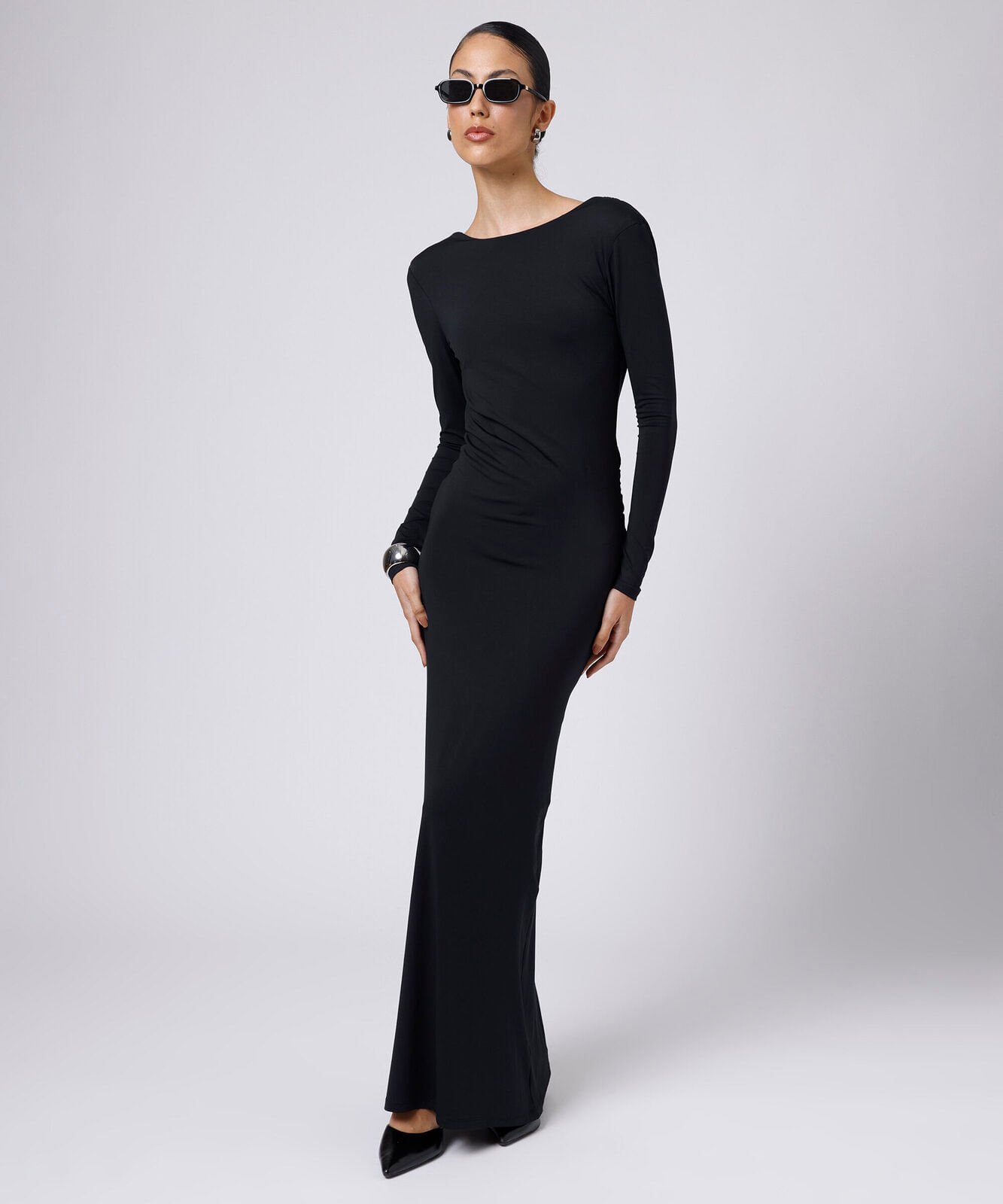 vestido longo feminino decote costas com ombreiras mindset preto