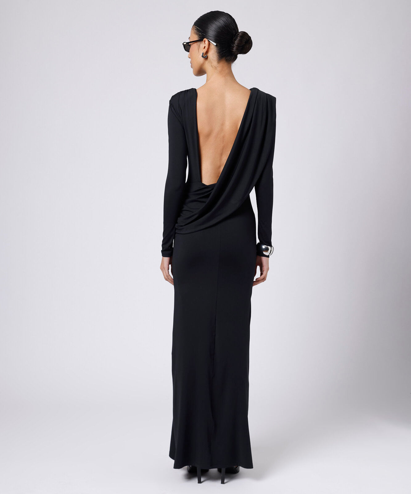 vestido longo feminino decote costas com ombreiras mindset preto