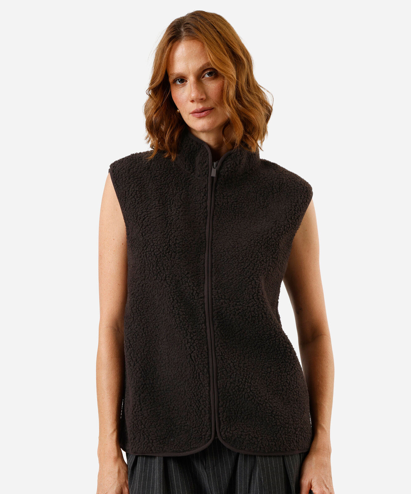 colete feminino de sherpa gola alta com zíper marrom