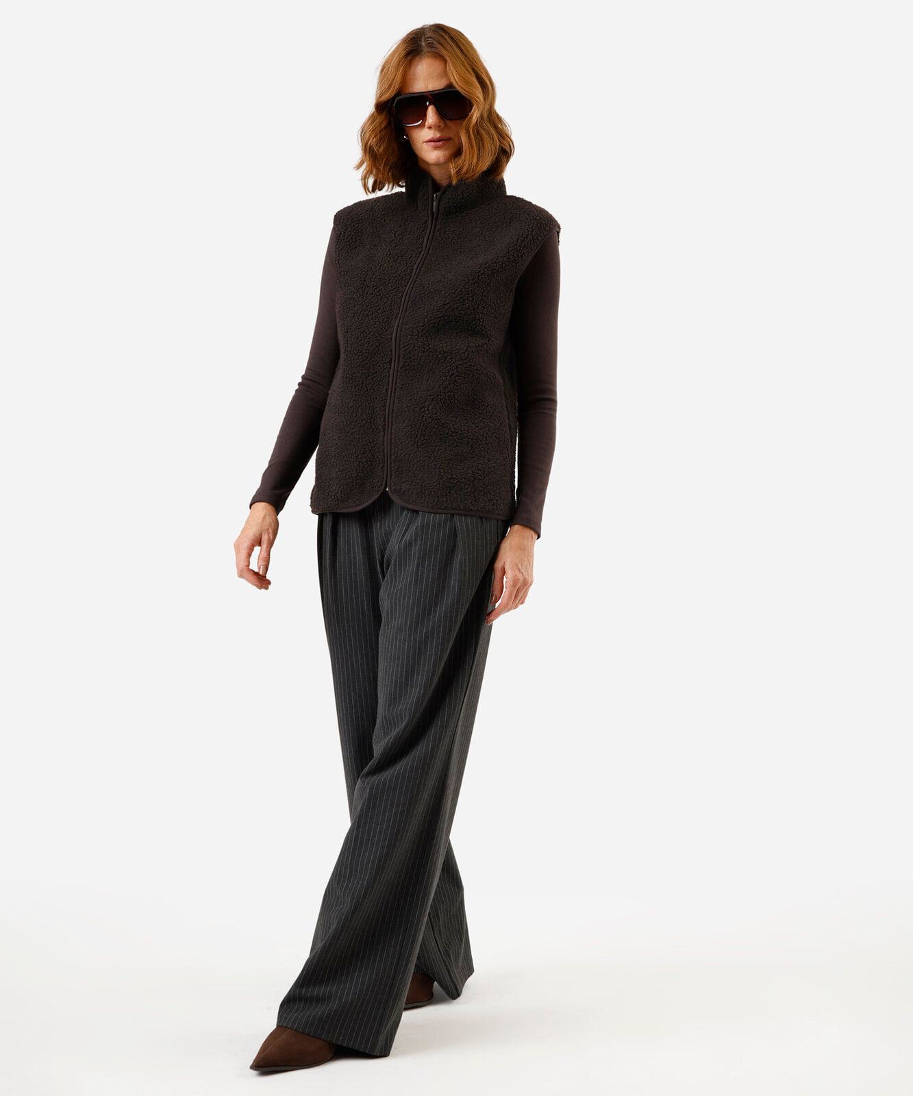 colete feminino de sherpa gola alta com zíper marrom