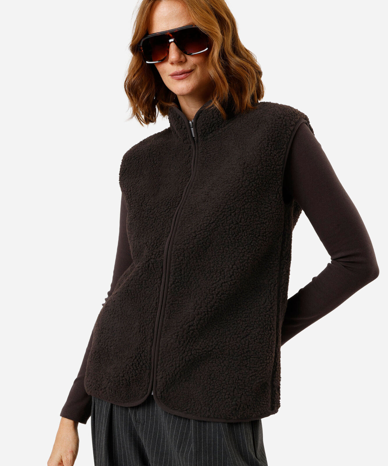 colete feminino de sherpa gola alta com zíper marrom