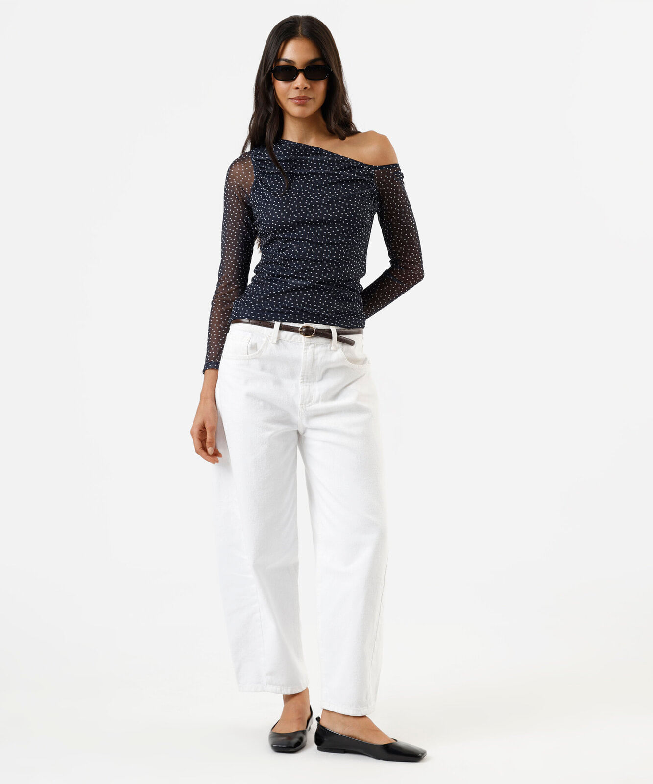 blusa feminina de tule decote assimétrico manga longa poá azul
