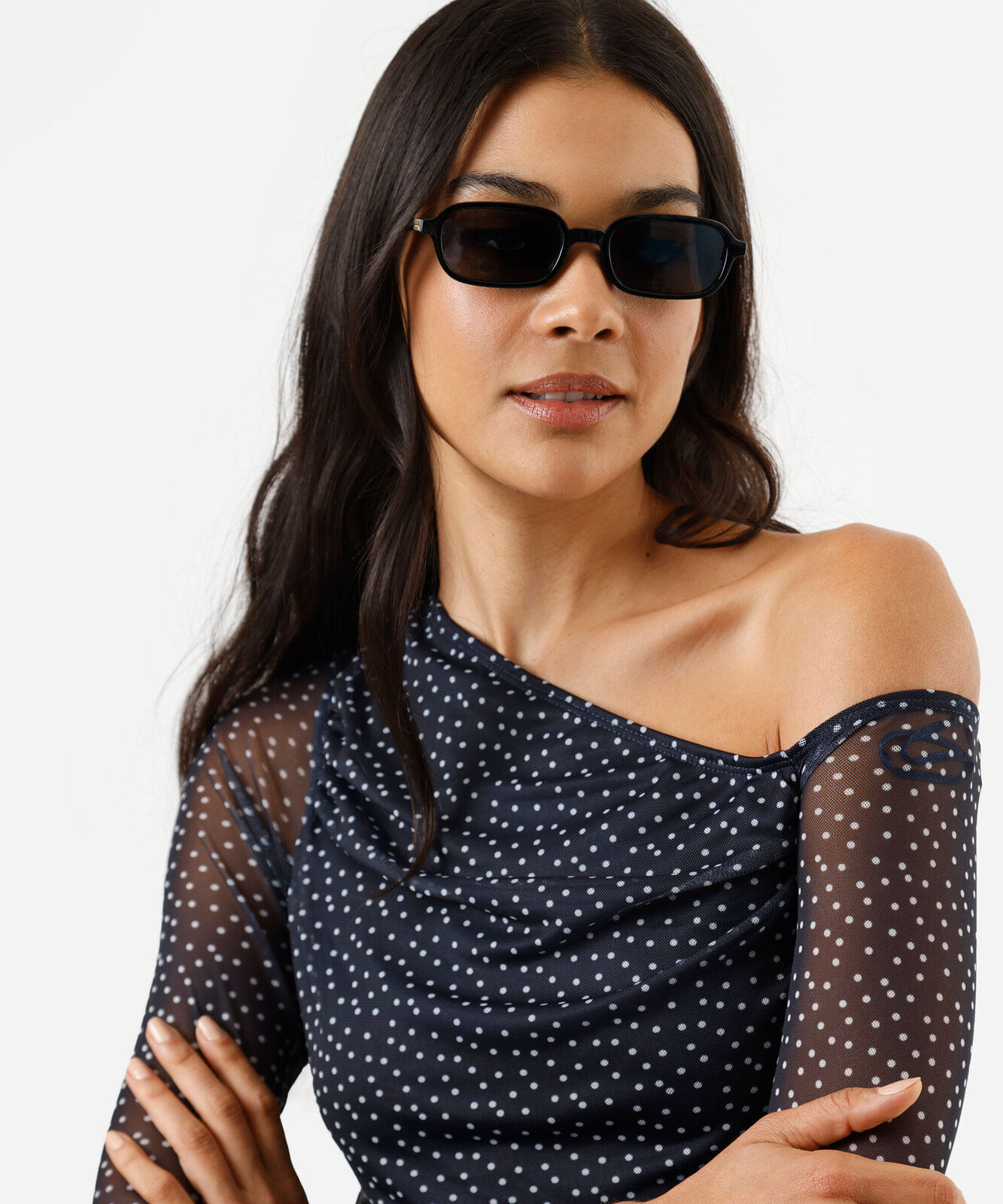 blusa feminina de tule decote assimétrico manga longa poá azul