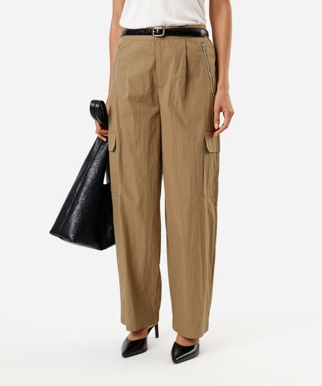 calça barrel feminina com pregas e bolsos cargo marrom