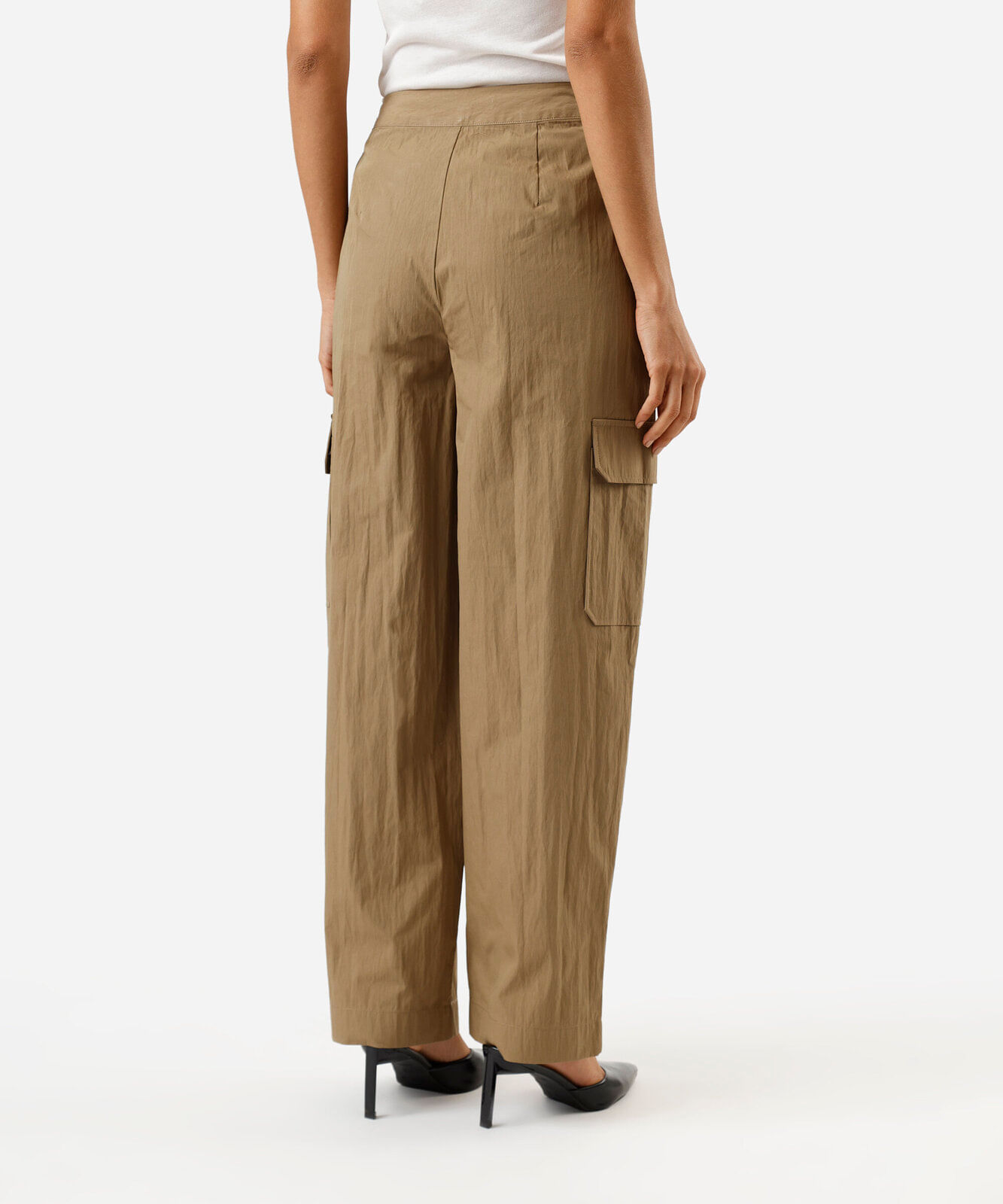 calça barrel feminina com pregas e bolsos cargo marrom