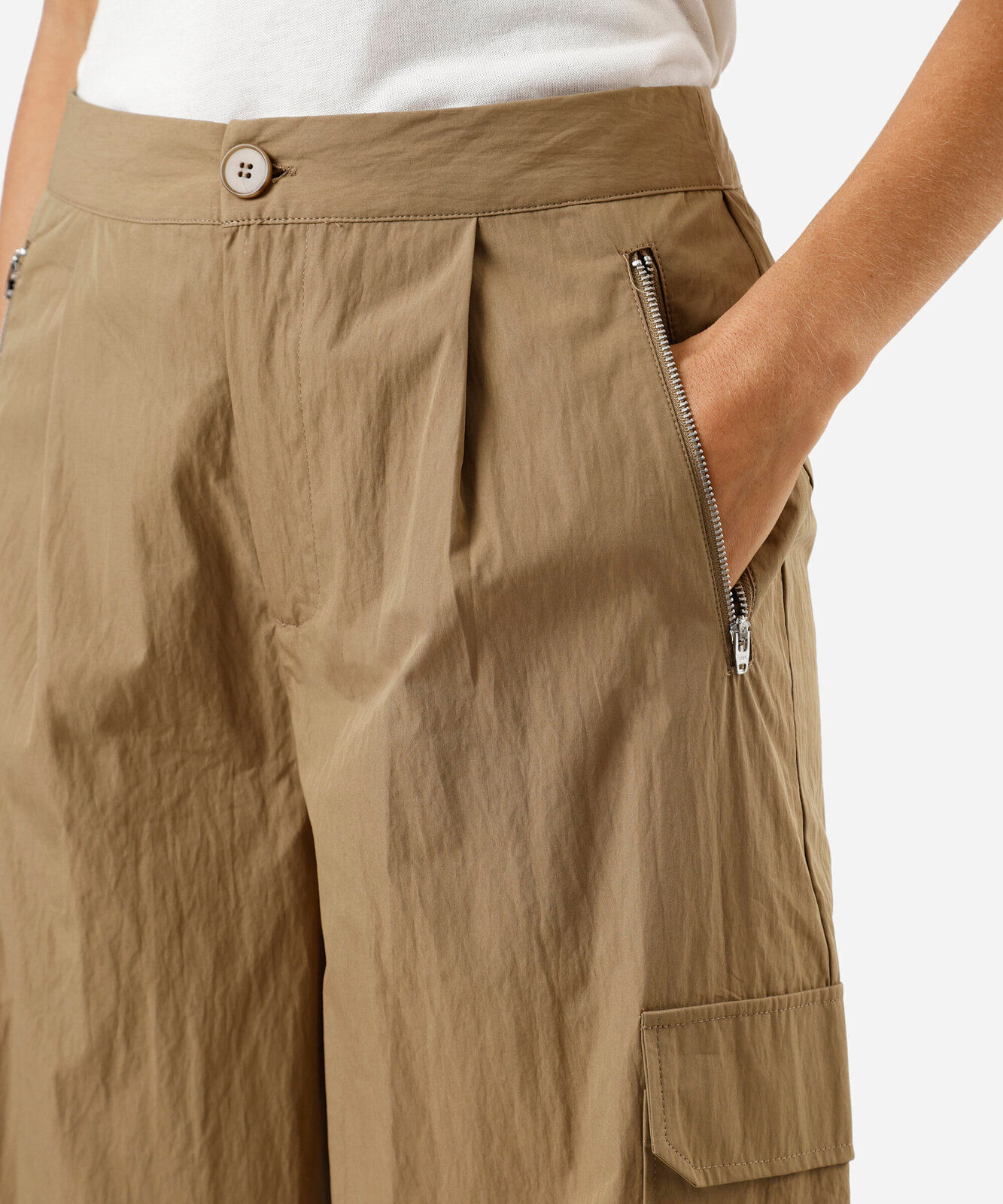 calça barrel feminina com pregas e bolsos cargo marrom