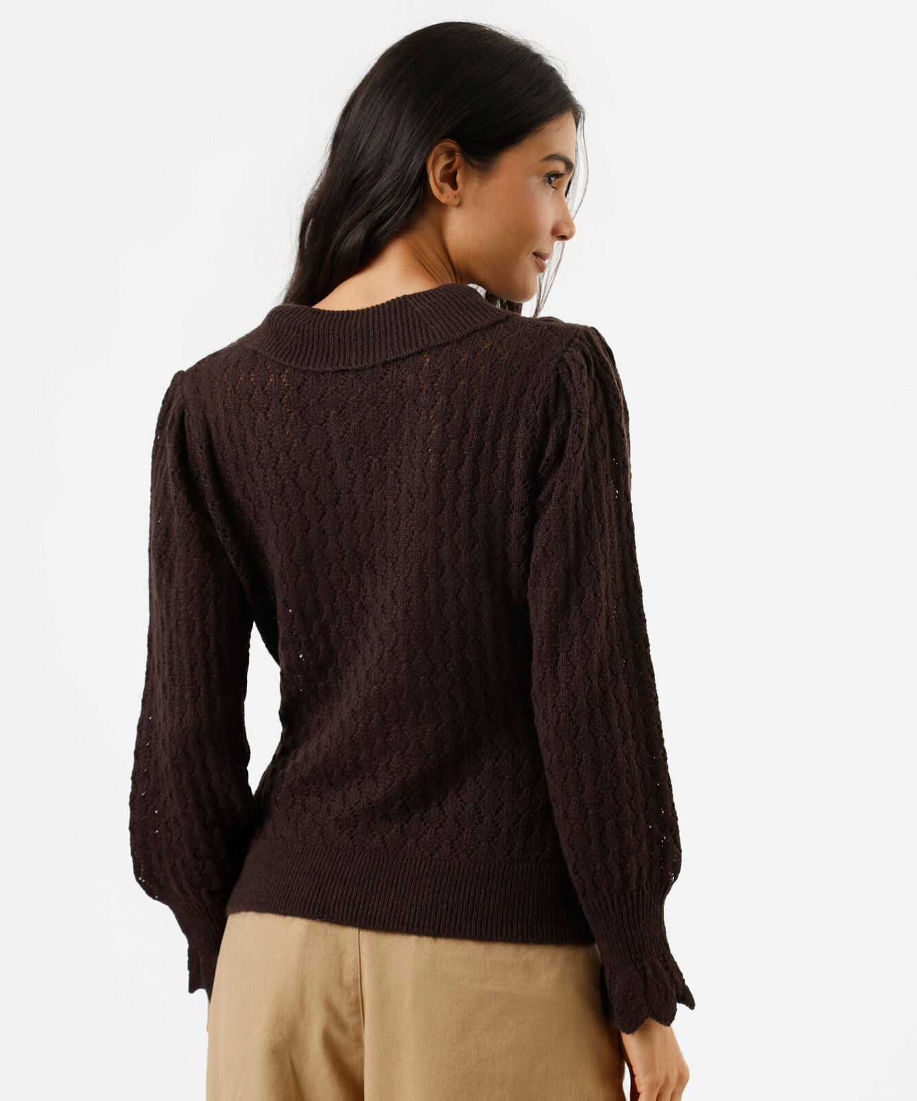 suéter feminino de tricot com gola marrom