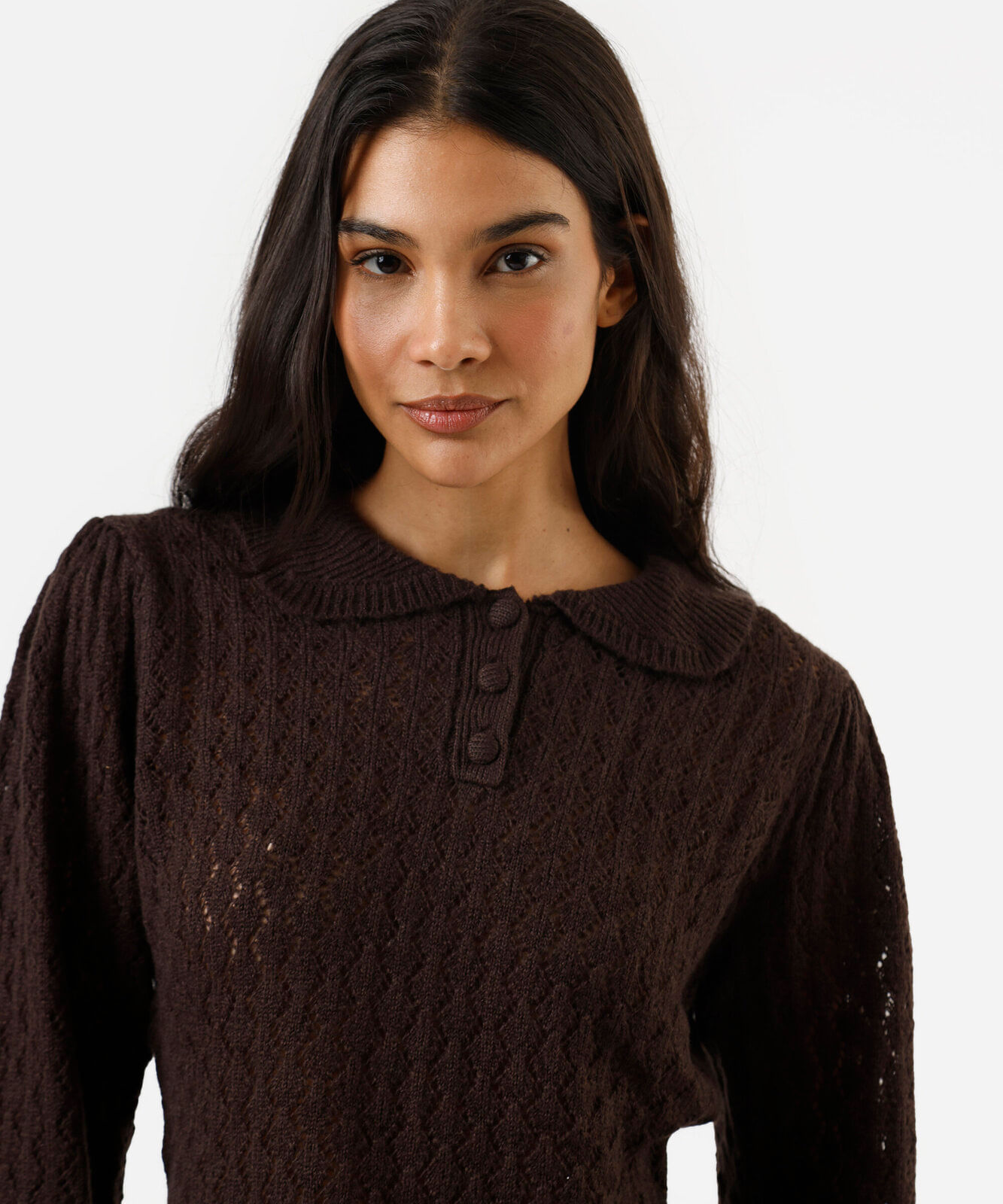 suéter feminino de tricot com gola marrom