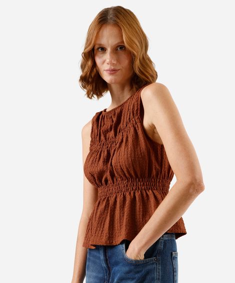 blusa feminina texturizada franzida marrom