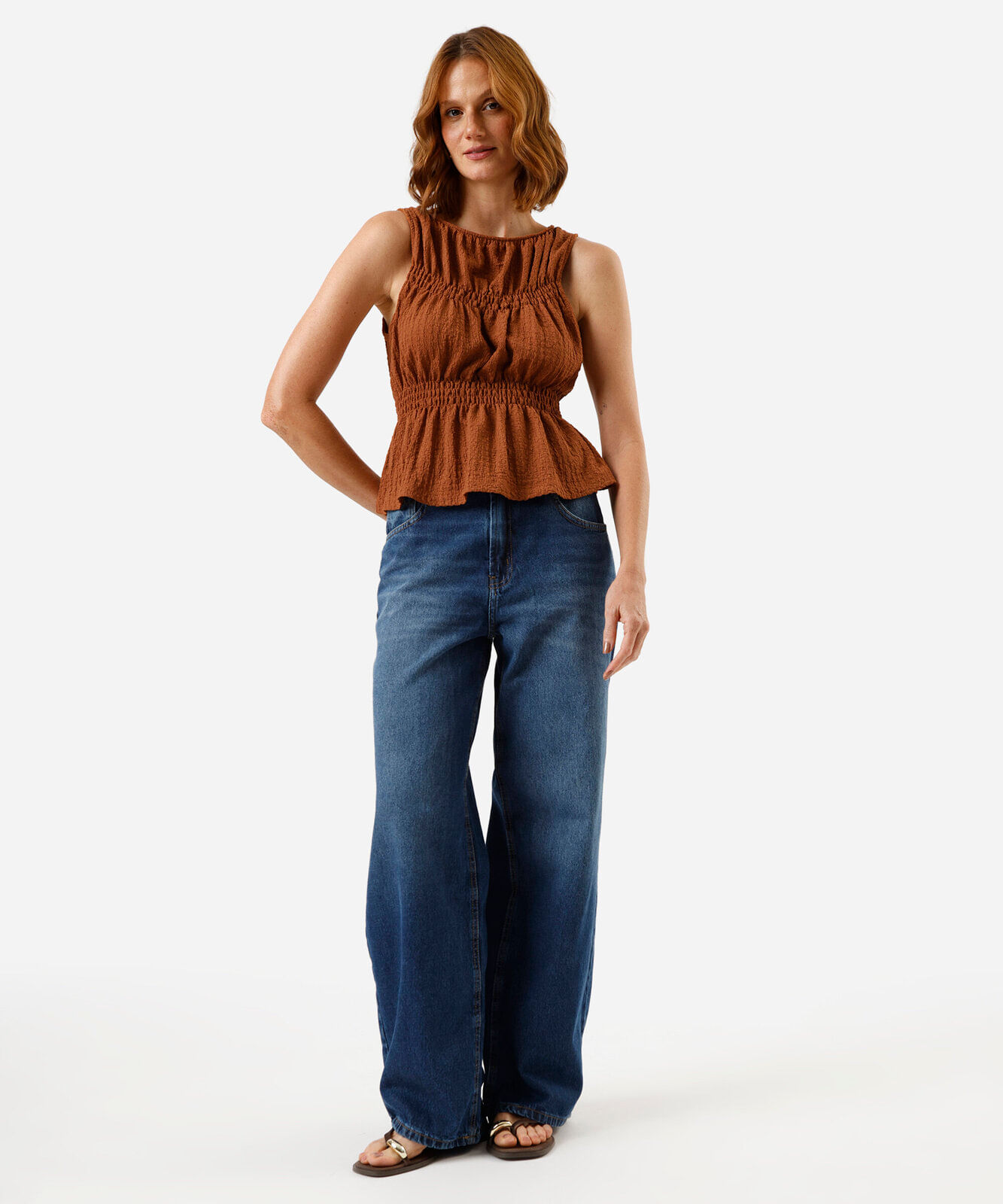 blusa feminina texturizada franzida marrom