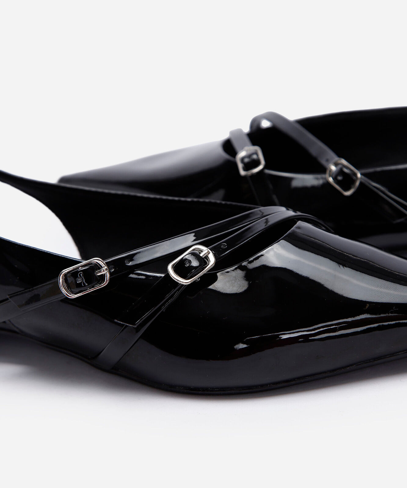 sapatilha slingback bico fino com fivelas preta