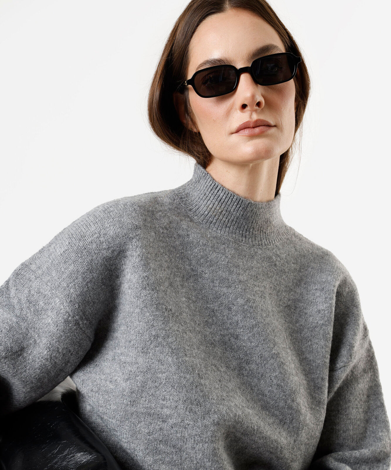 suéter oversized feminino de tricot gola alta cinza