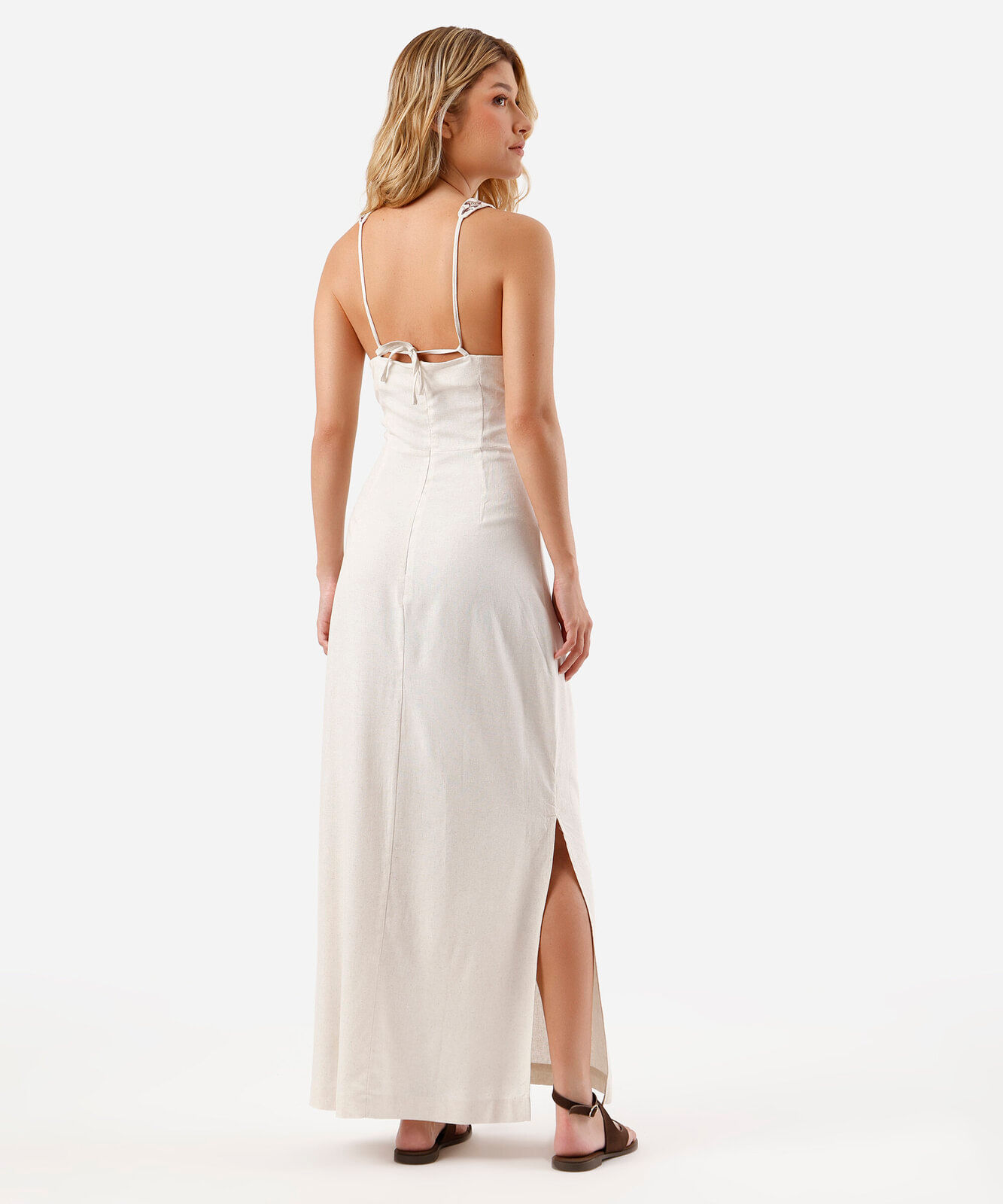 vestido longo feminino com linho bordado e fenda bege