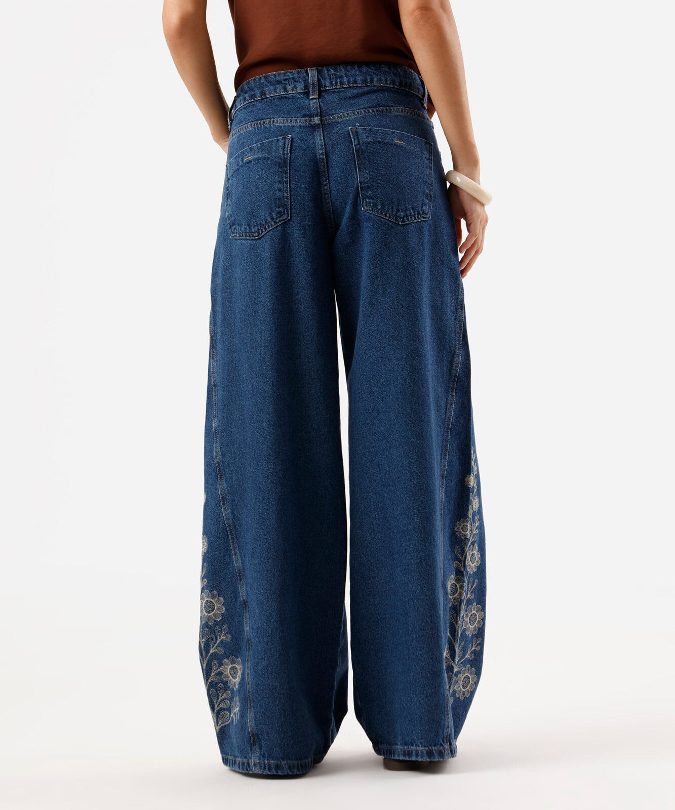 calça wide leg feminina jeans com recorte e bordado floral azul