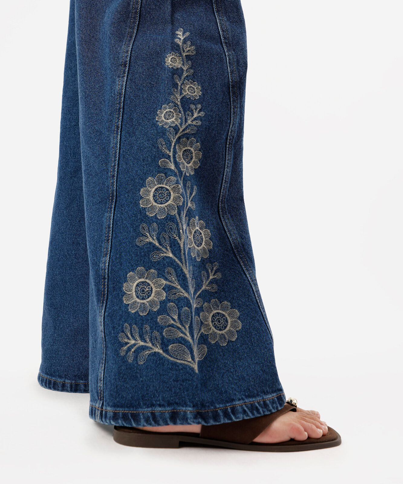 calça wide leg feminina jeans com recorte e bordado floral azul