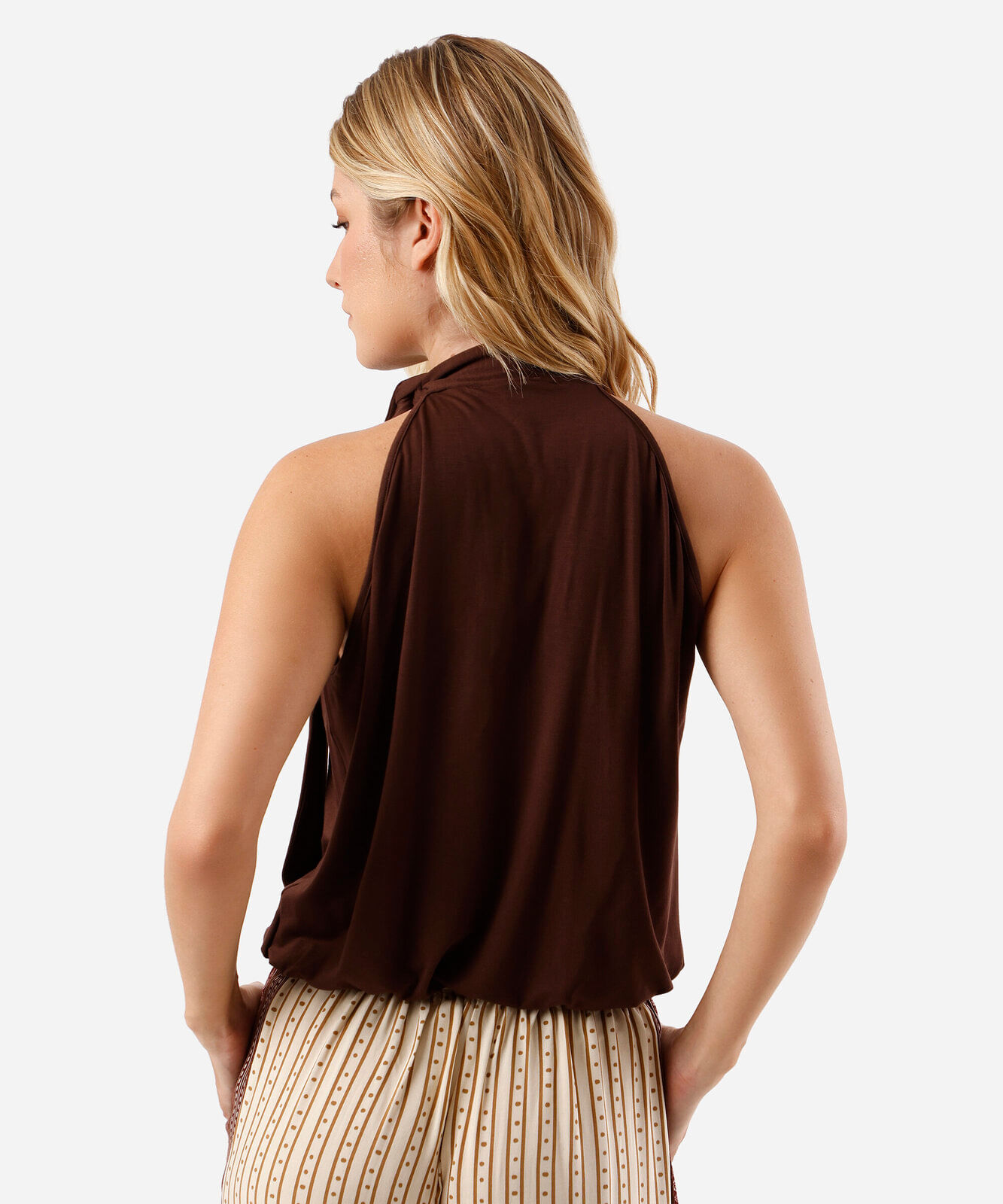 blusa feminina de viscose halterneck com amarração marrom