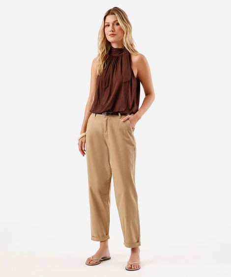 calça cenoura feminina de sarja com cinto bege
