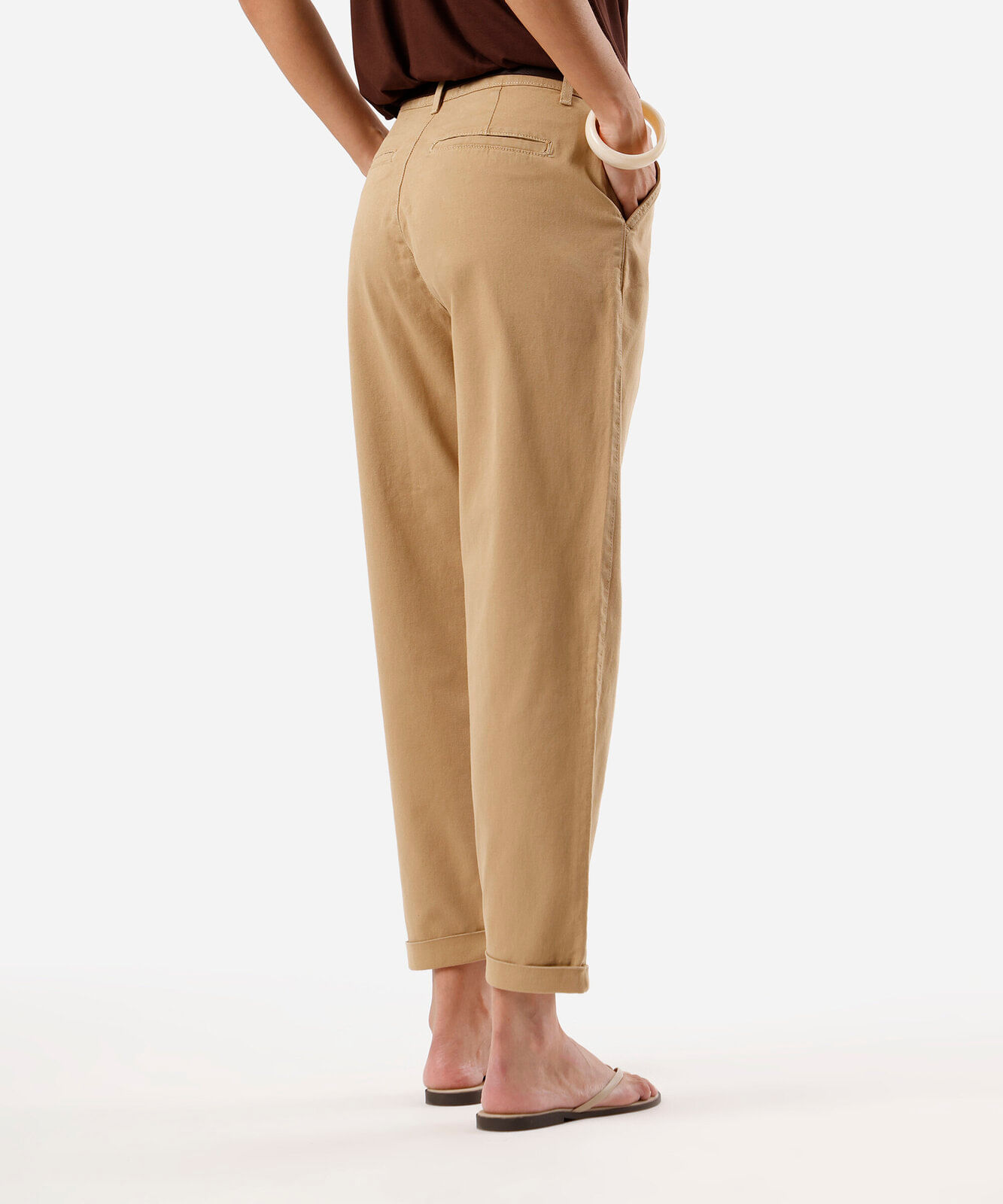 calça cenoura feminina de sarja com cinto bege