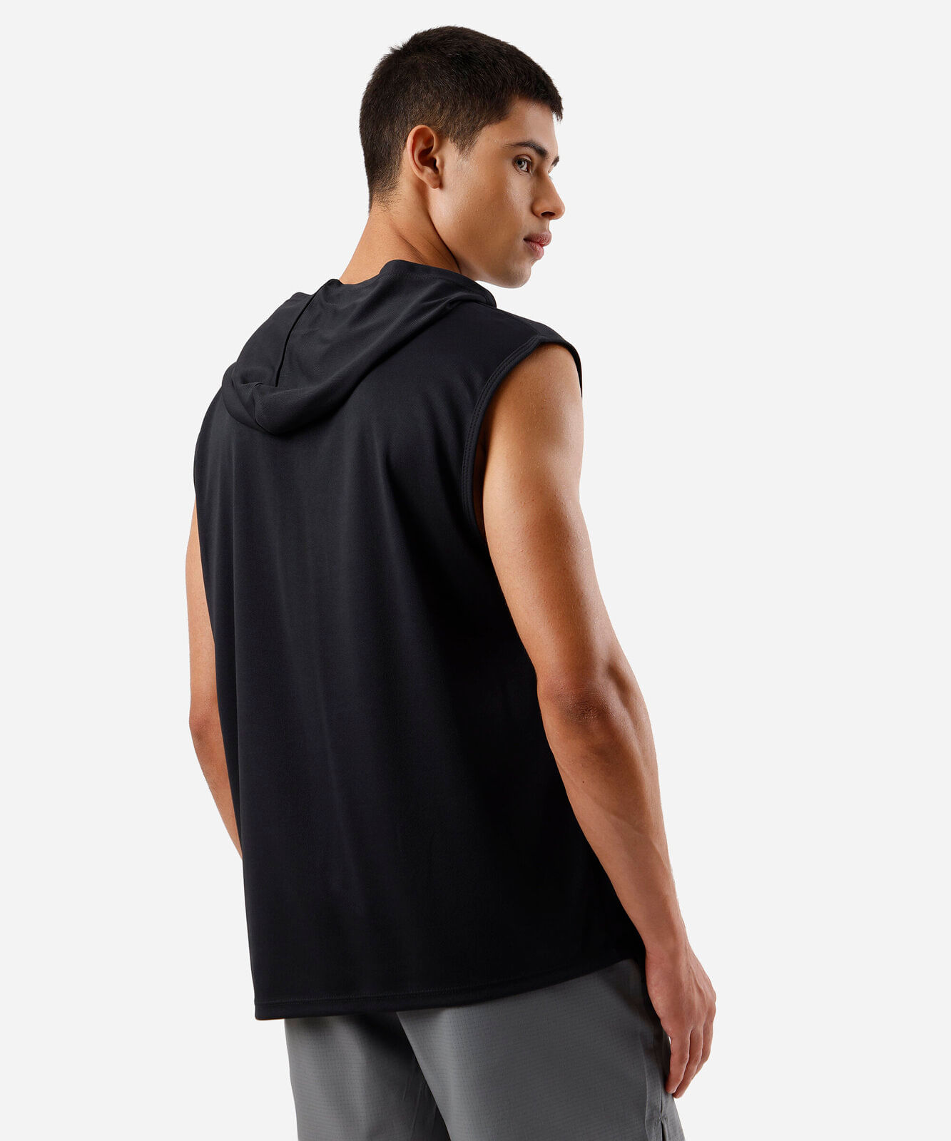 regata esportiva masculina com capuz cinza