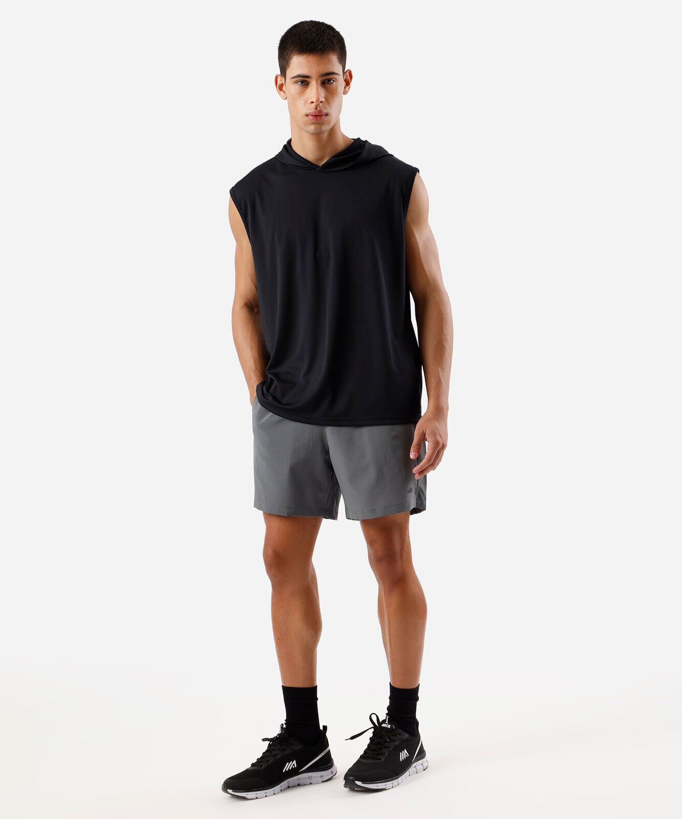 regata esportiva masculina com capuz cinza
