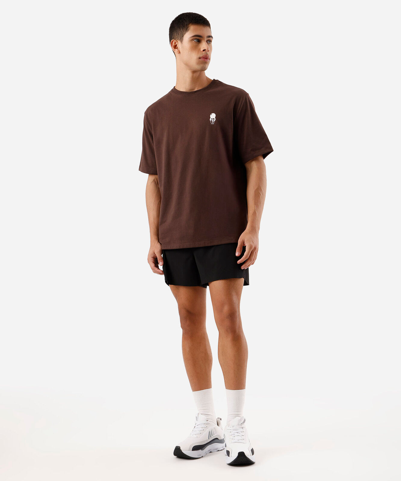 camiseta masculina esportiva estampada marrom