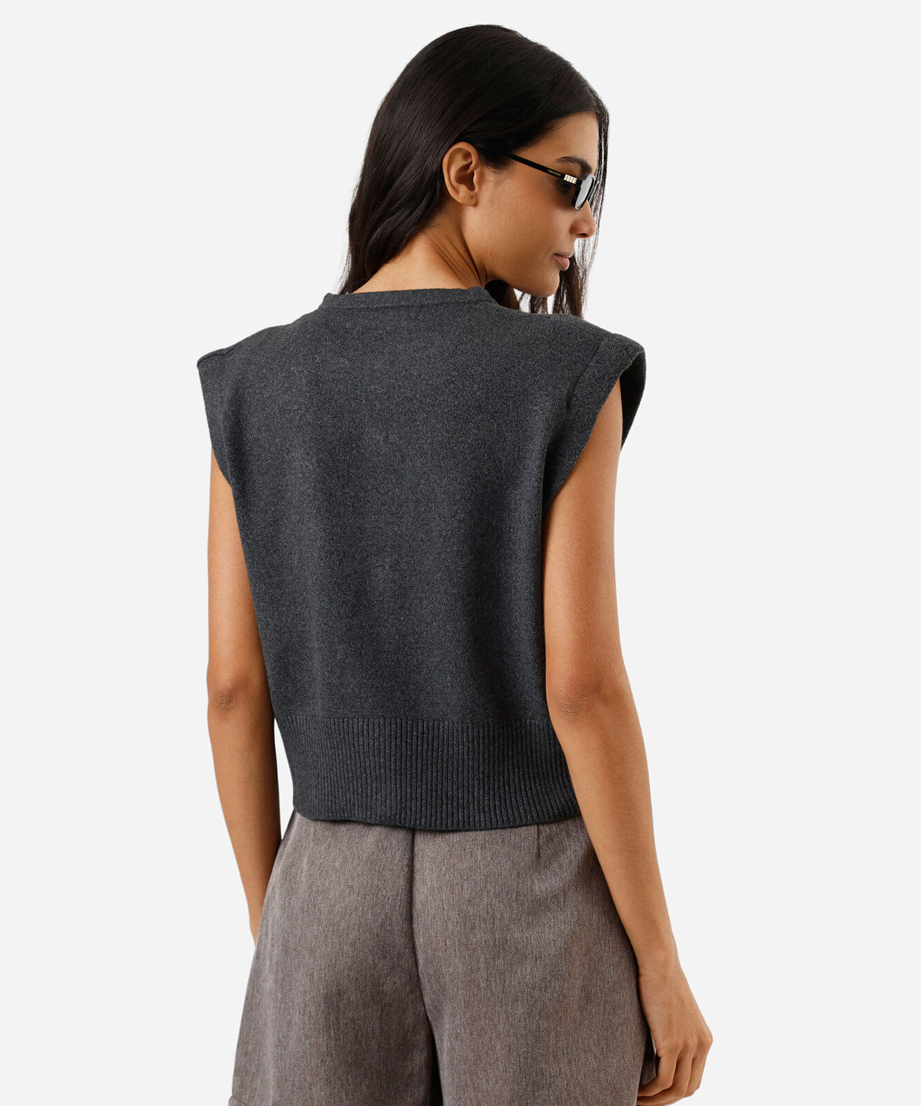 colete feminino de tricot com ombreiras cinza