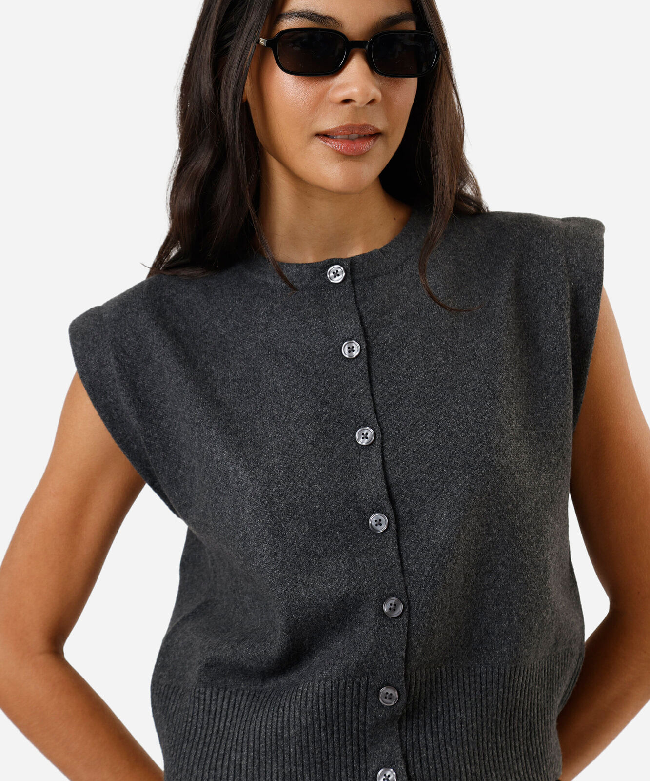 colete feminino de tricot com ombreiras cinza
