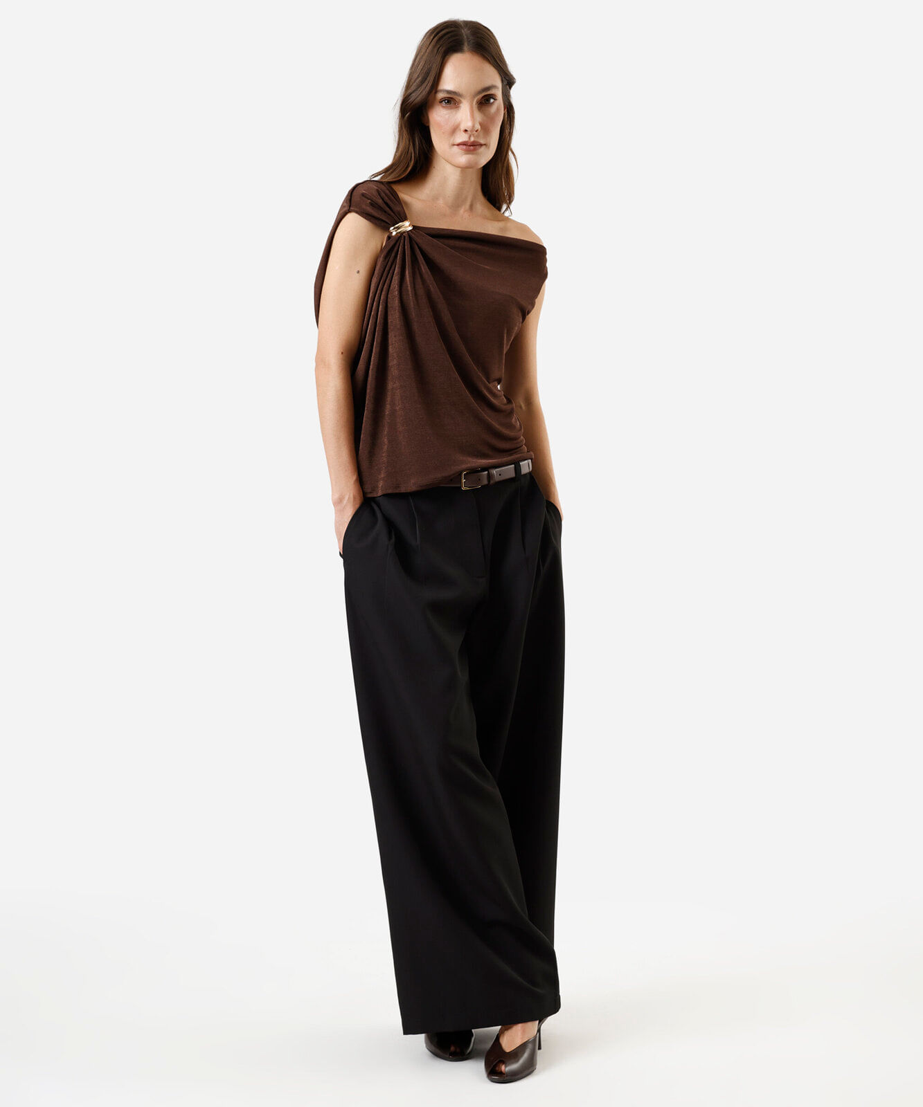 blusa ombro único feminina com fivela franzida marrom