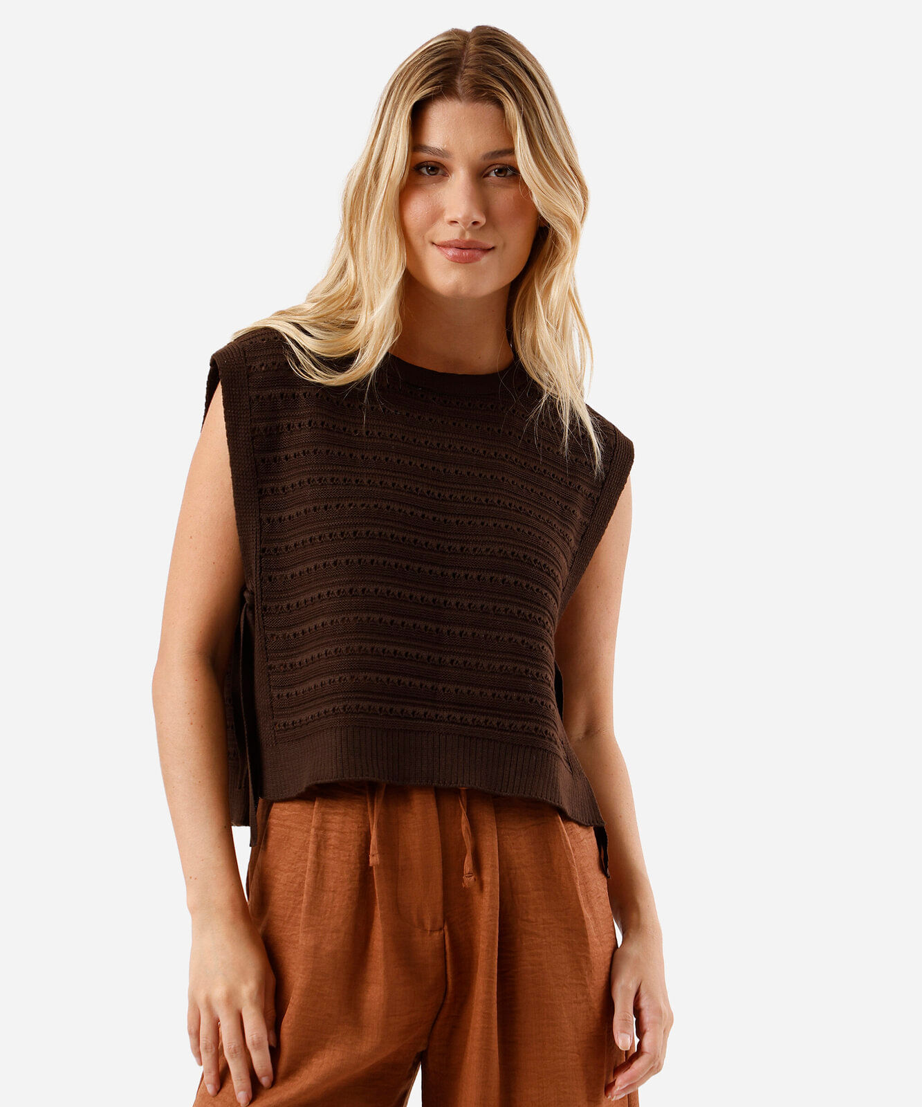 colete feminino de tricot com amarração marrom