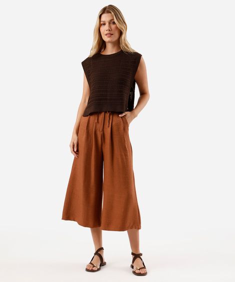 calça pantacourt feminina com pregas marrom