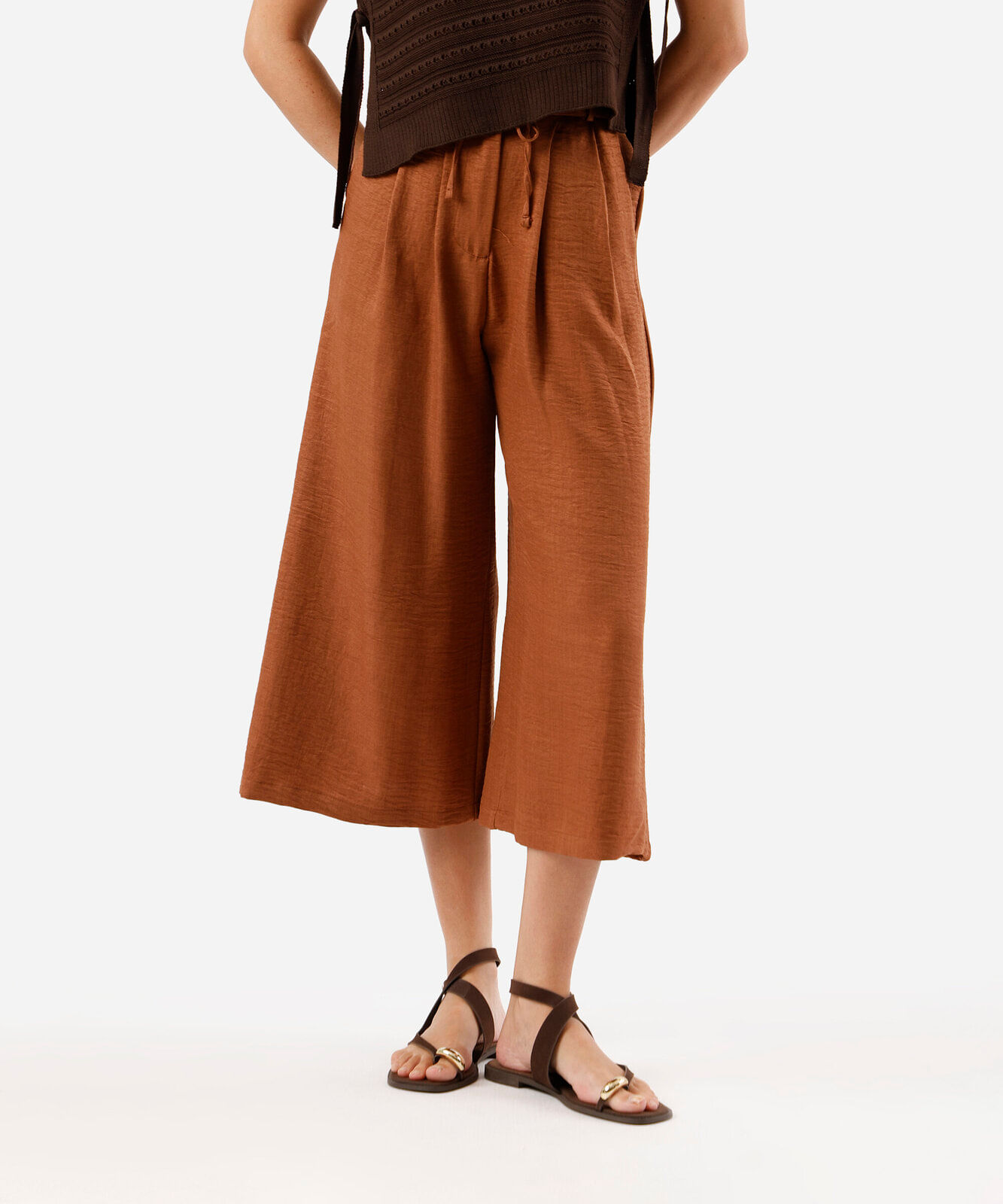calça pantacourt feminina com pregas marrom
