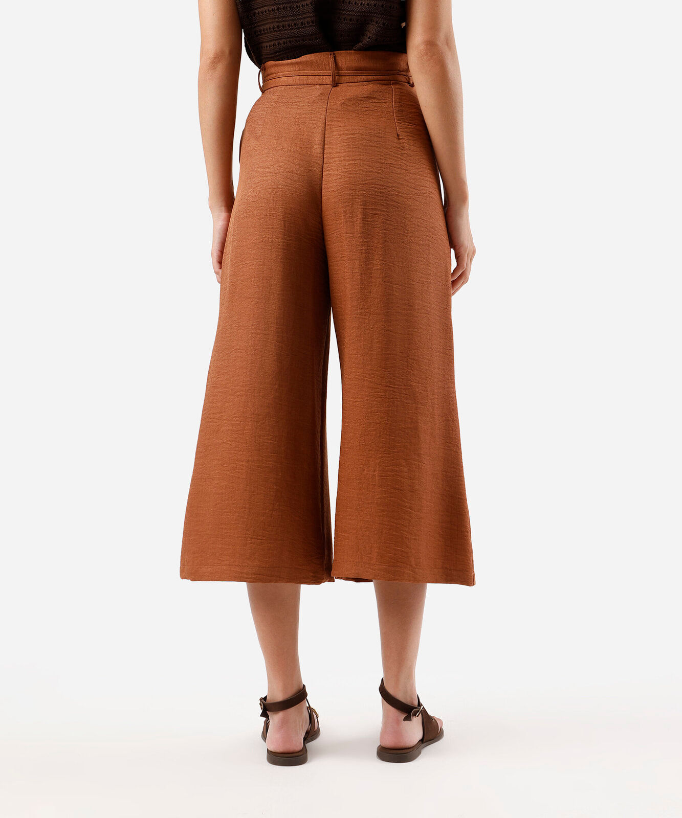 calça pantacourt feminina com pregas marrom