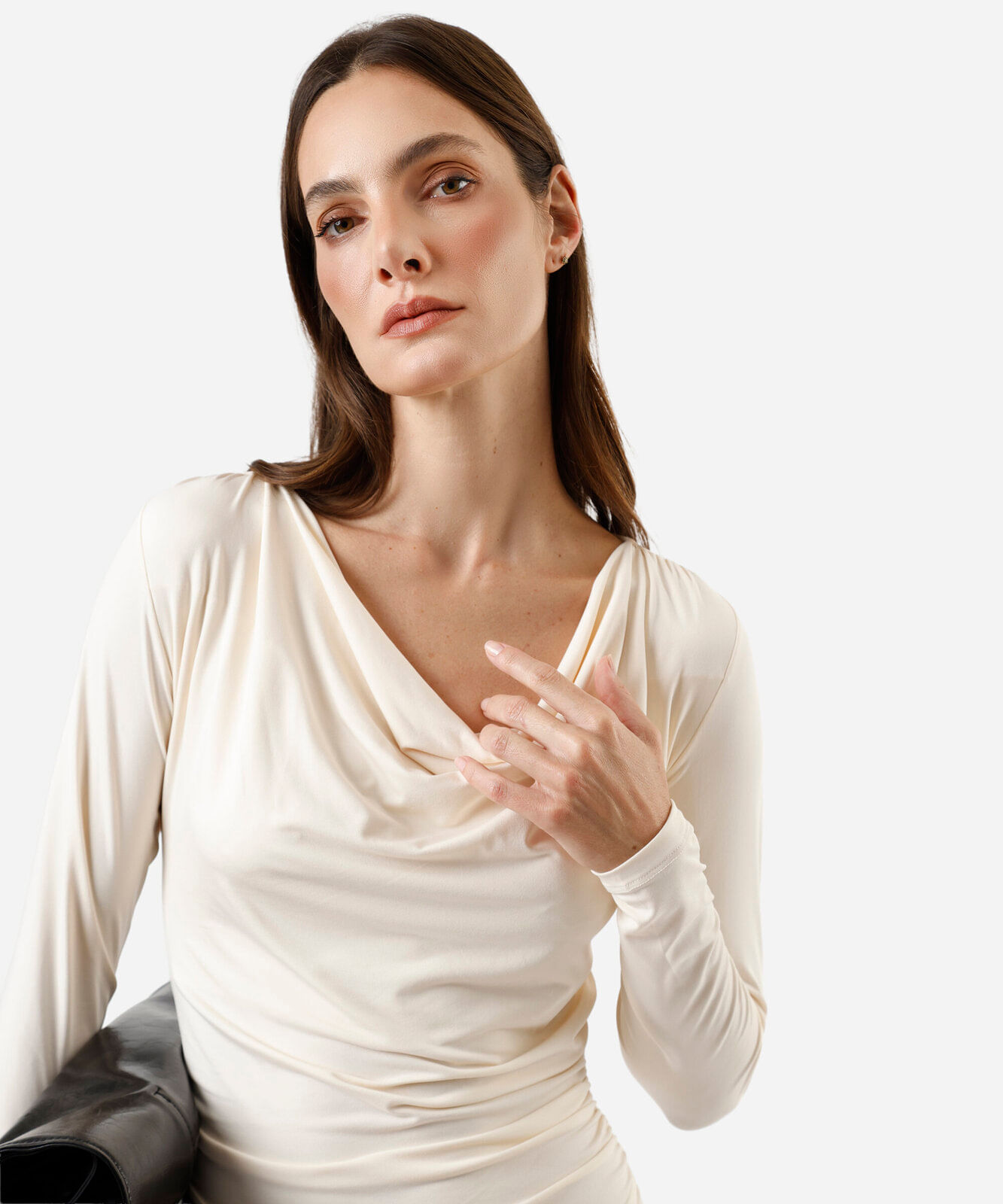 blusa feminina decote degagê manga longa off white