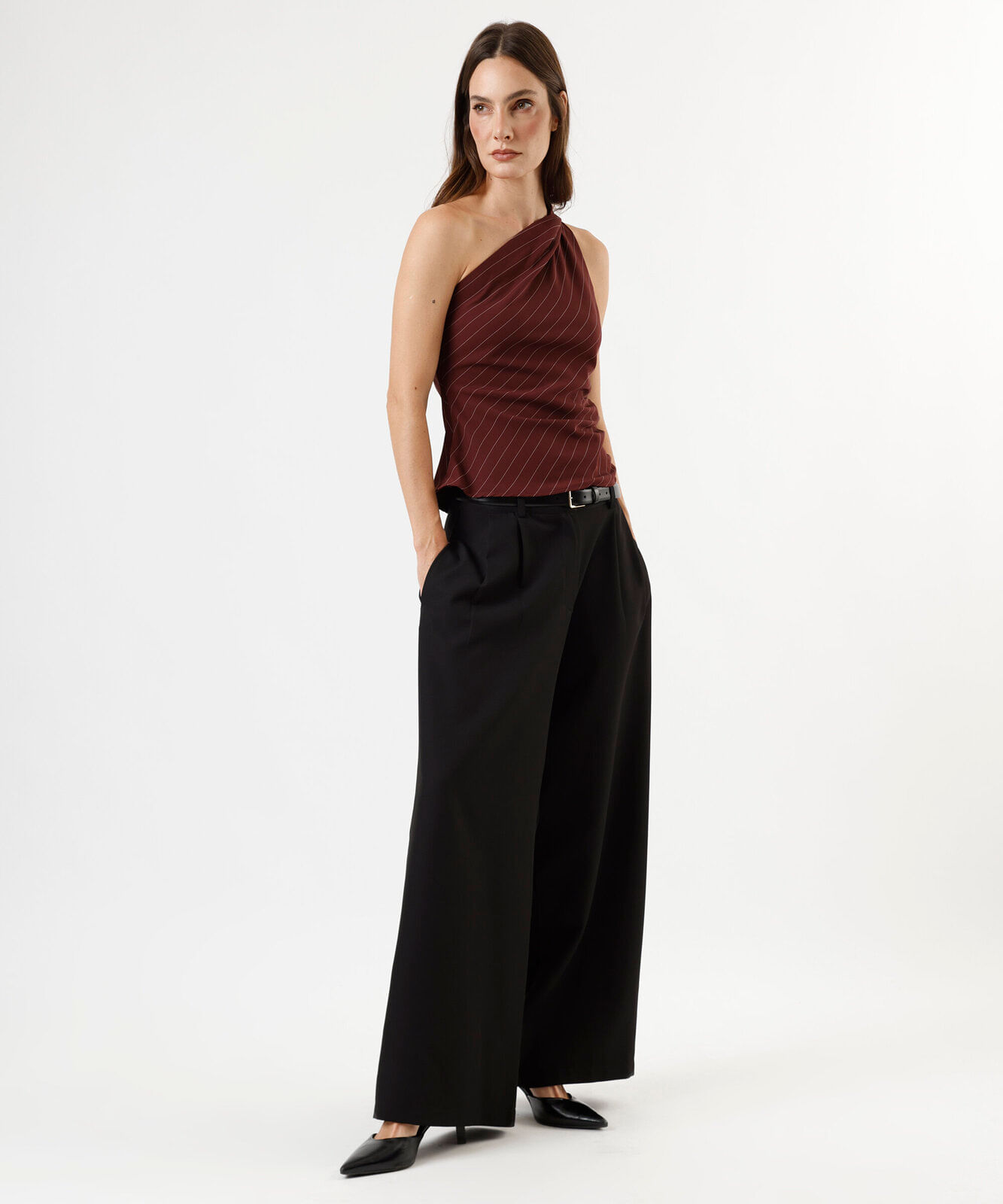 blusa ombro único feminina risca de giz vinho