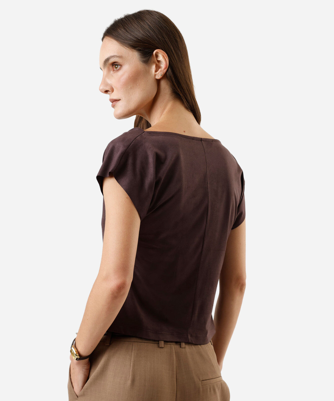 blusa feminina de suede decote degagê manga curta marrom