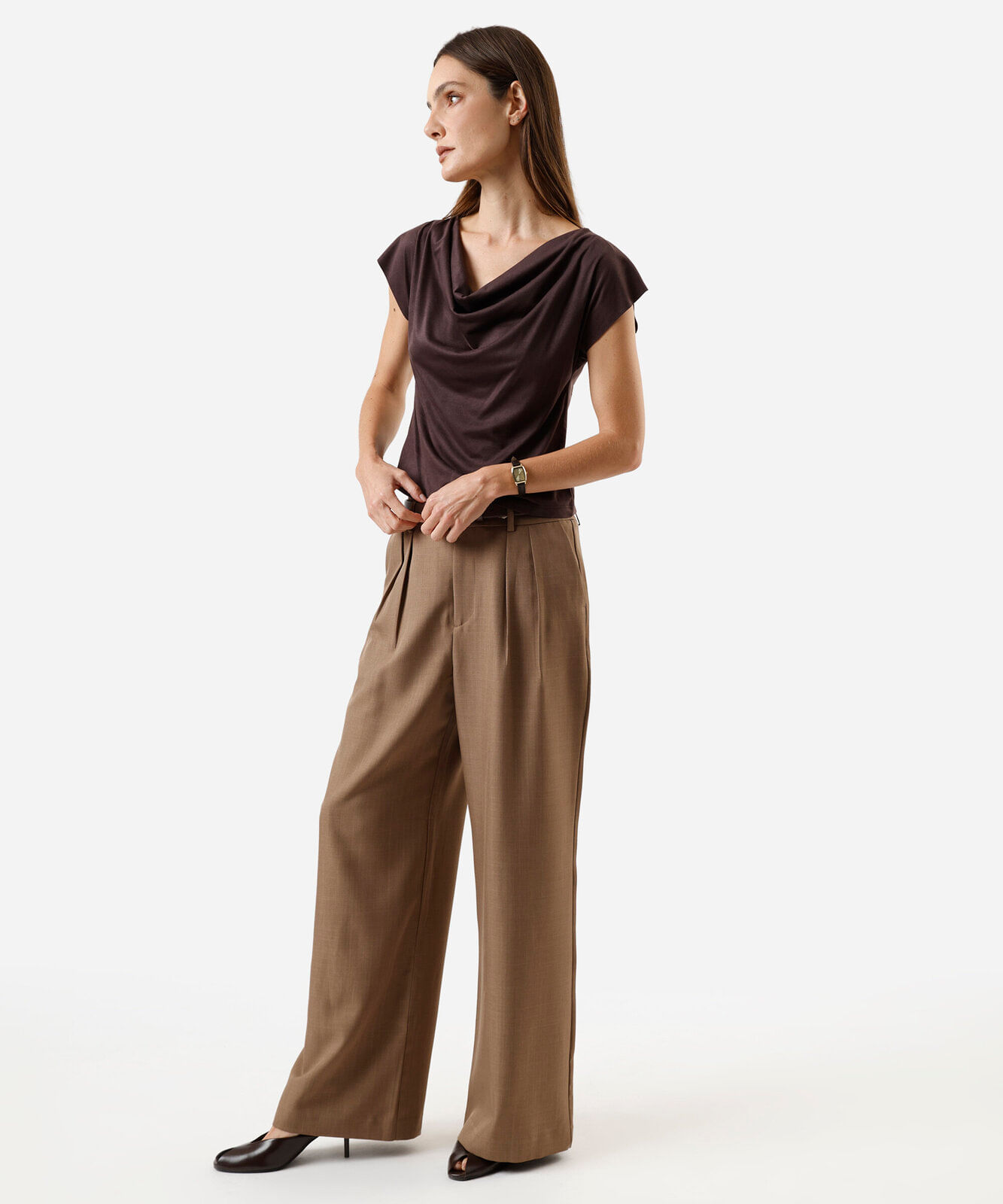 blusa feminina de suede decote degagê manga curta marrom