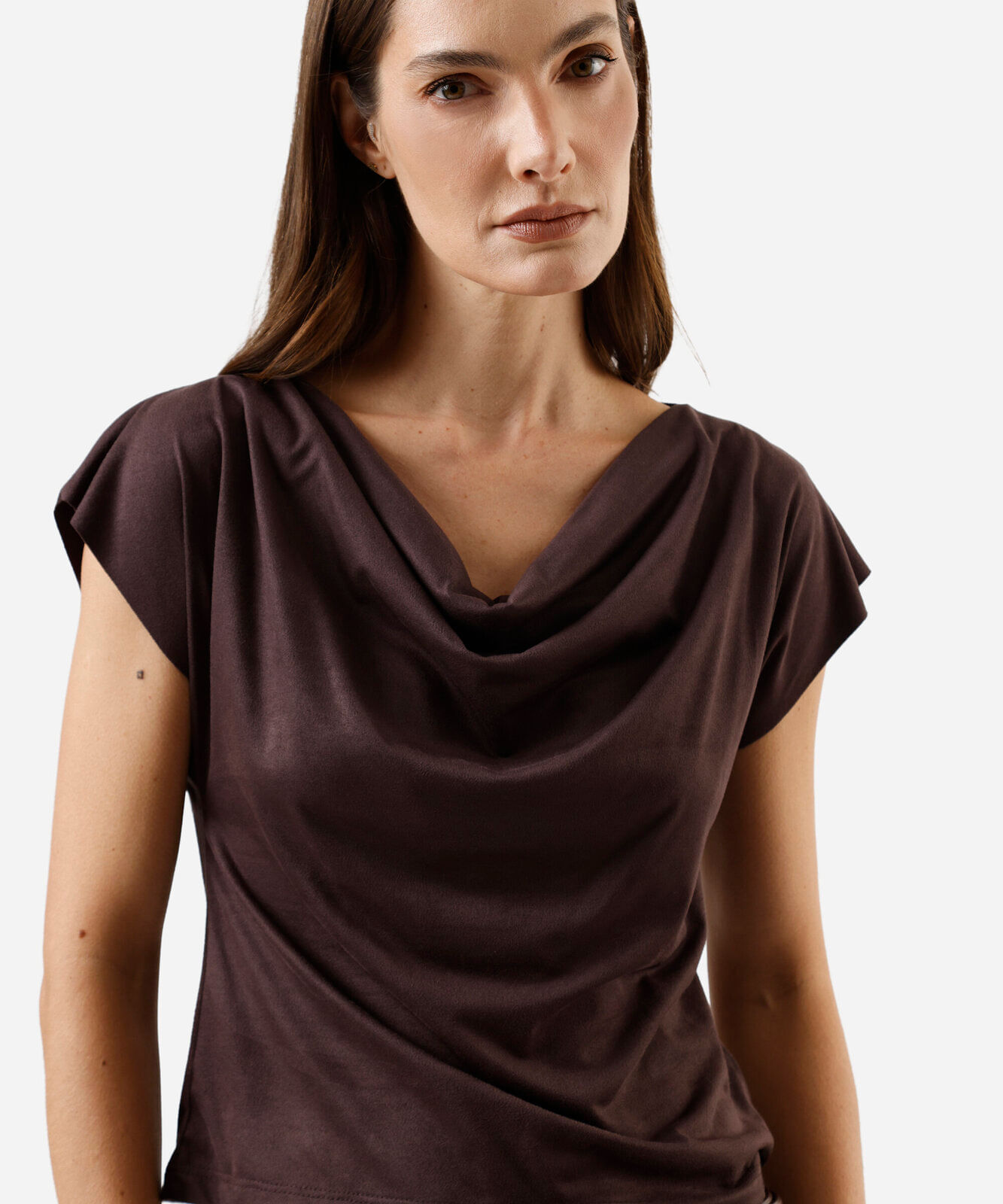 blusa feminina de suede decote degagê manga curta marrom