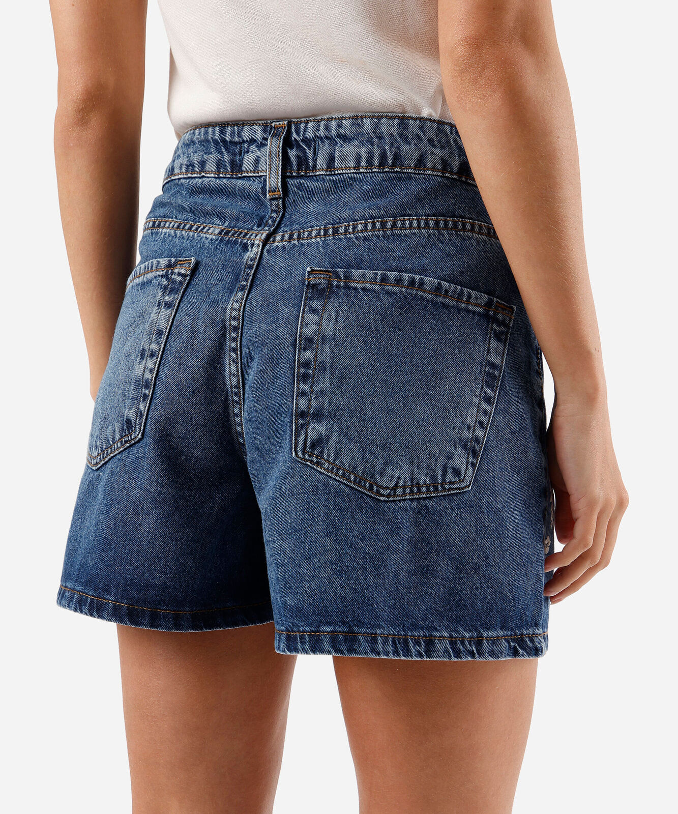 short feminino jeans cintura alta com bordado floral azul