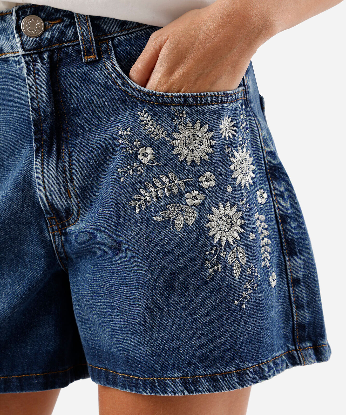 short feminino jeans cintura alta com bordado floral azul