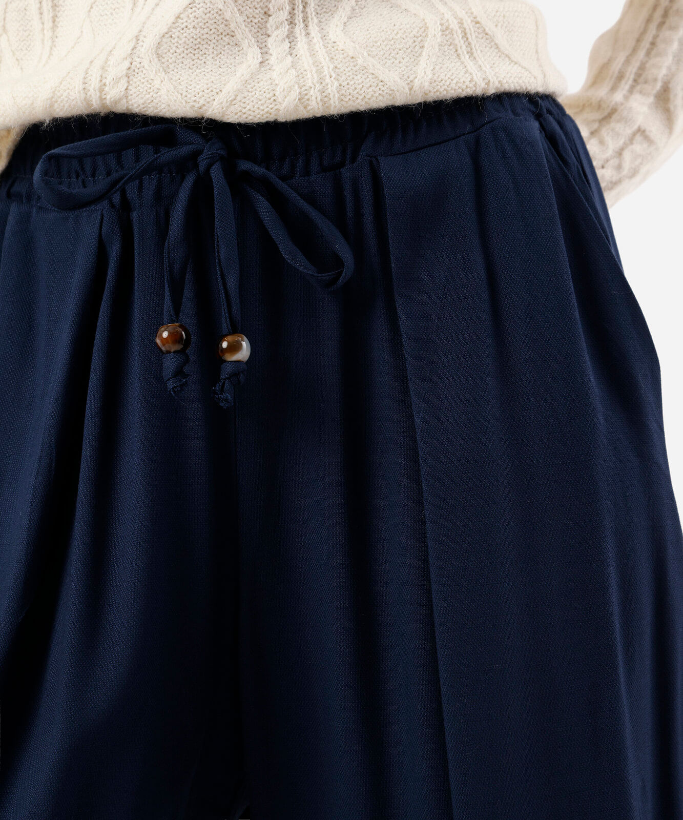 calça pantacourt feminina de viscose com pregas azul