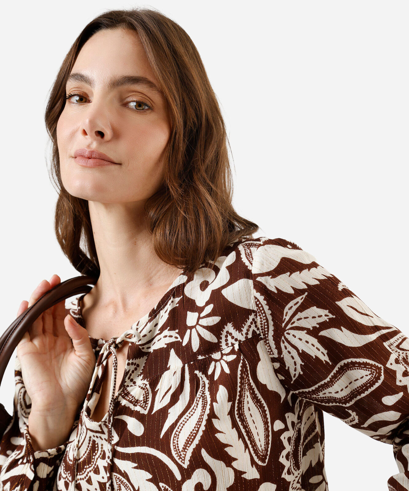 bata feminina de viscose com lurex floral marrom