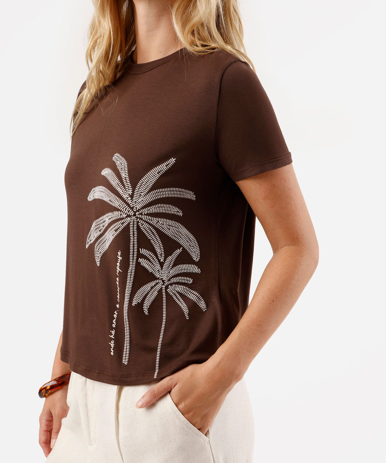 blusa feminina de viscose decote redondo folhagens marrom
